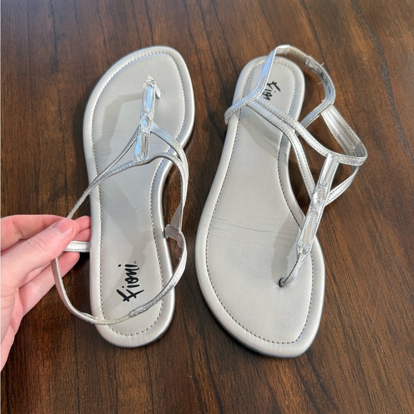 FIONI Silver Strappy flat Sandals size 8.5 Women’s SMOKE FREE HOME - Picture 1 of 2